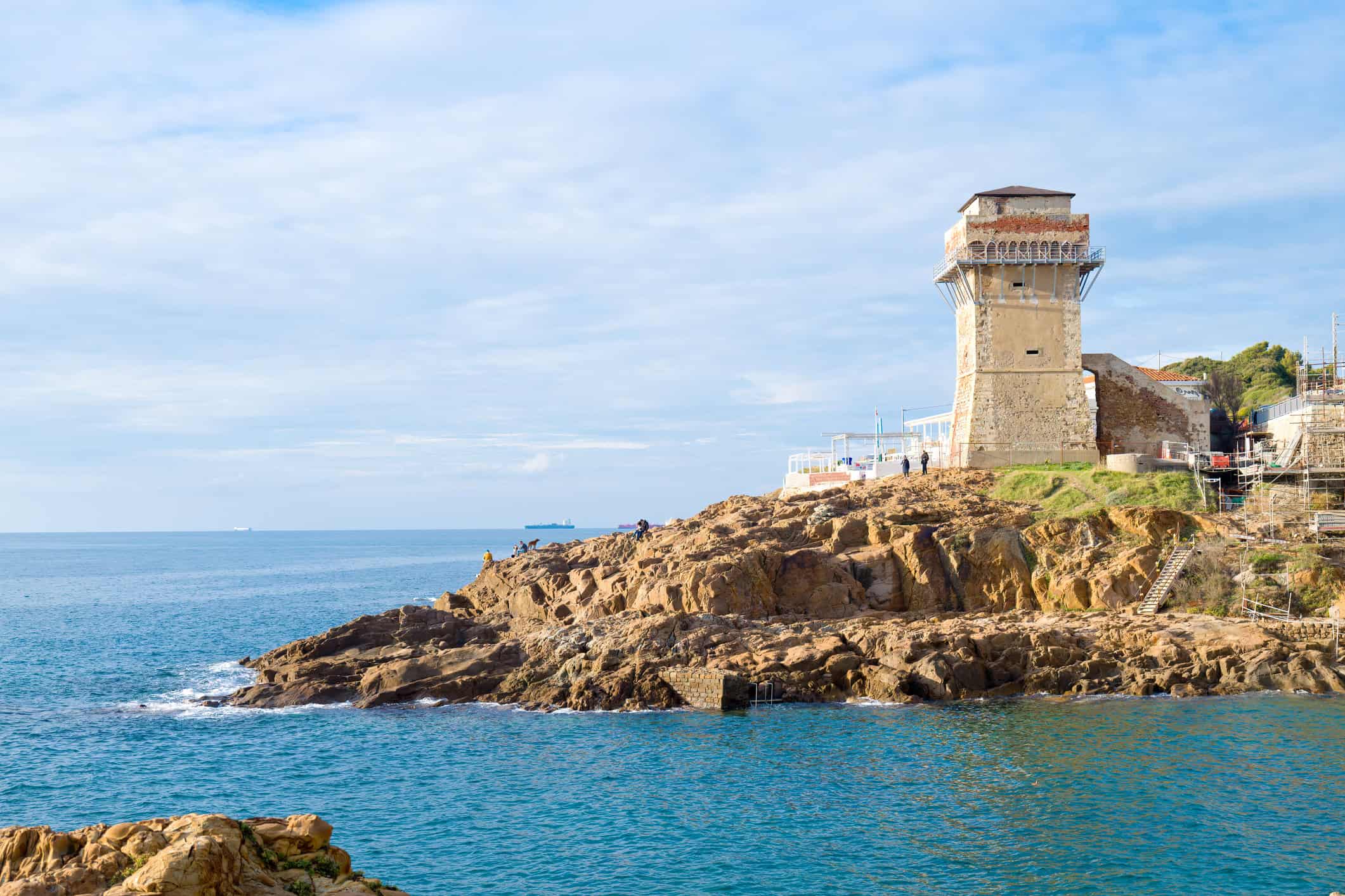 Vista panoramica della torre di calafuria, livorno, toscana, italia, affacciata sul mare