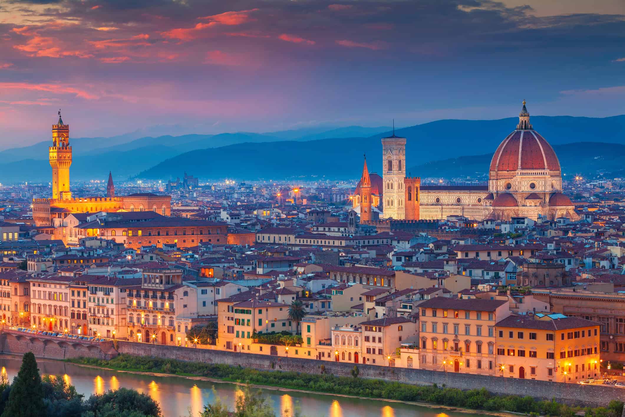 Immagine del paesaggio urbano di Firenze, Italia, durante un tramonto.