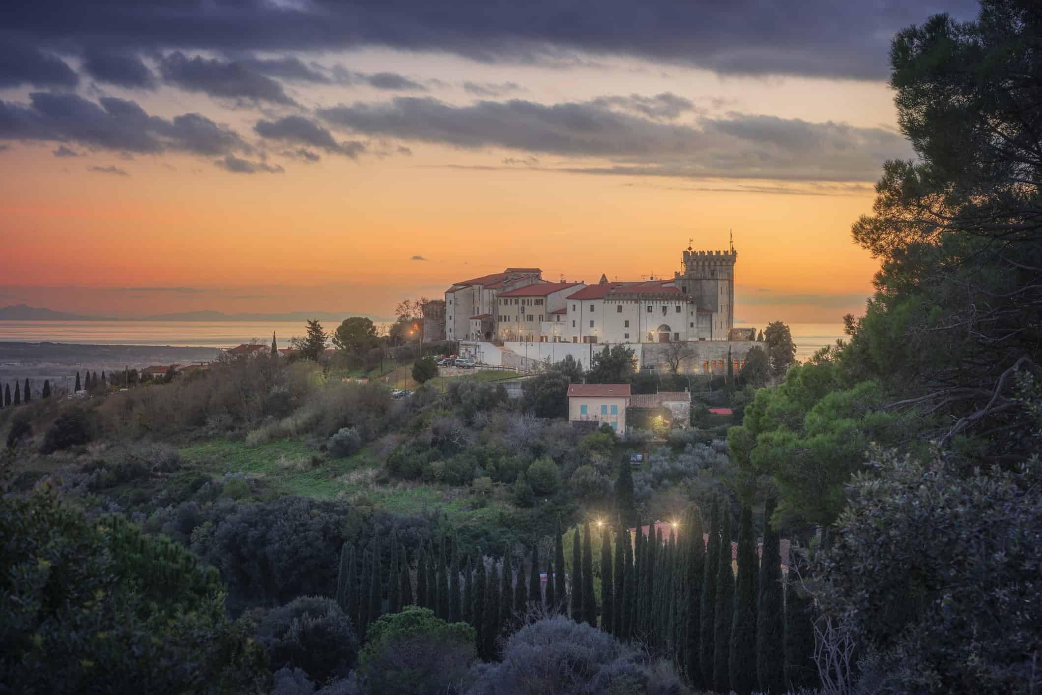 Vista dall'alto di Rosignano Marittimo e del mare sullo sfondo. Toscana, Italia
