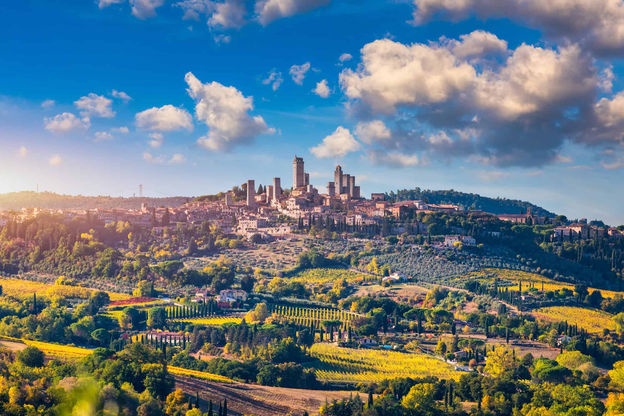 Città di San Gimignano, Toscana, Italia, con le sue famose torri medievali. Veduta aerea del borgo medievale di San Gimignano, patrimonio mondiale dell'Unesco.