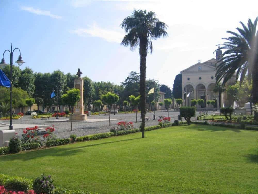 piazzetta di Vada con statua di Garibaldi e prato
