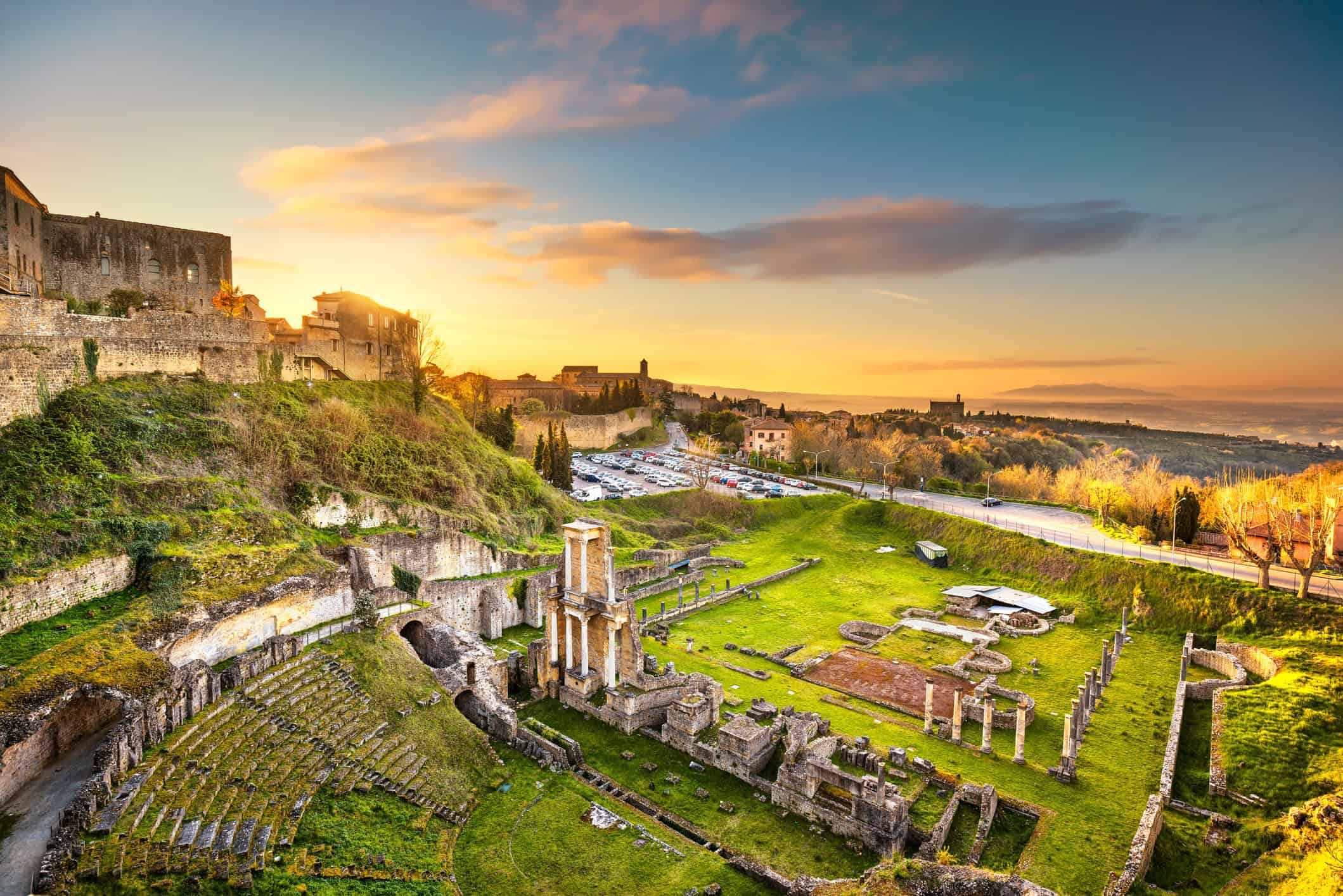 Volterra, rovine del teatro romano al tramonto. Toscana, Italia.